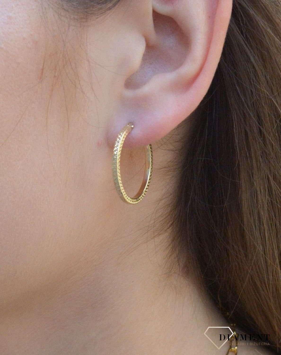 Złote kolczyki 333 koła grawerowane KL 11265A 333. Eleganckie, grawerowane kolczyki koła wykonane ze złota próby 333 o wadze około 1,96 g oraz średnicy około 2,4 cm. Ich kształt jest uniwersalny..jpg